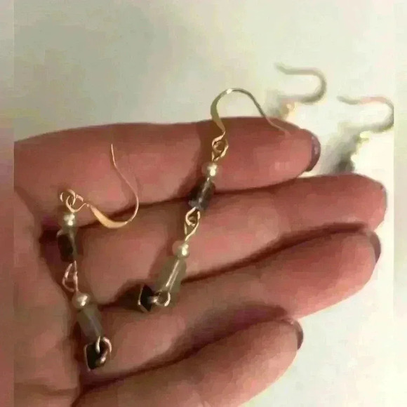 NEW rainbow fluorite and vintage faux pearl dangle earrings - Picture 2 of 2